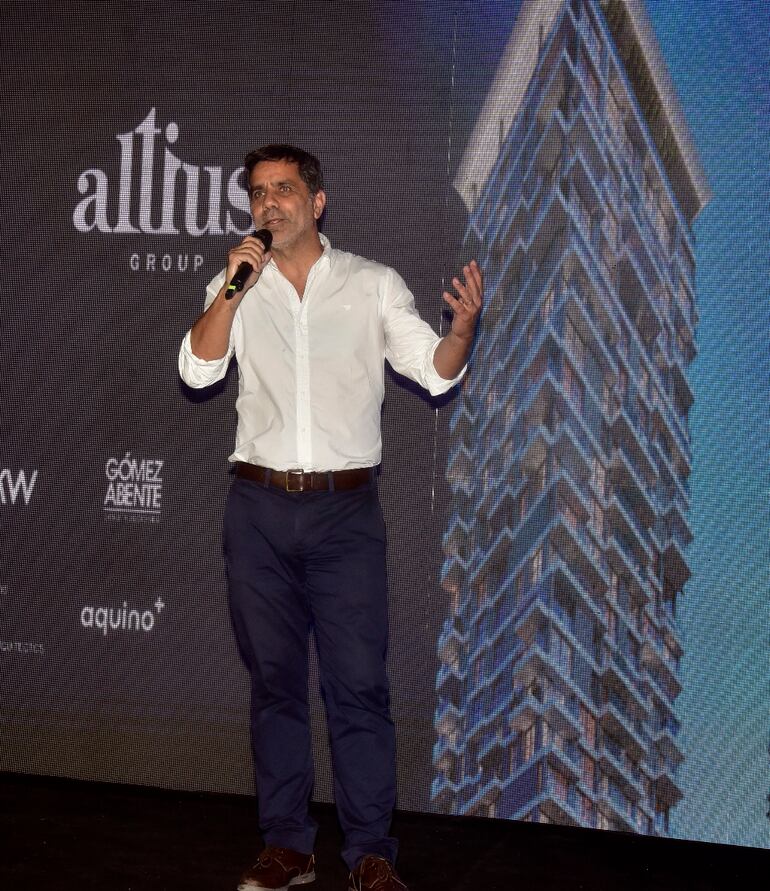 Francisco Jorge, de Altius, destaca detalles del nuevo edificio.