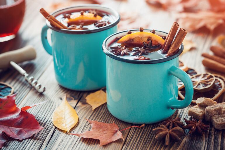 Taza de Glühwein, el vino caliente preparado según la receta alemana.