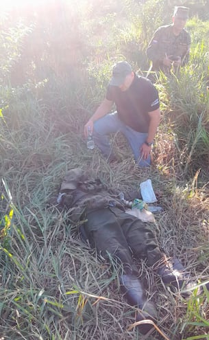 Foto histórica lograda en el gobierno de Mario Abdo Benítez, sobre la muerte del comandante del EPP, Osvaldo Villalba.