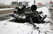 Tanque ruso destruido en las afueras de Járkov (Foto: EFE).
