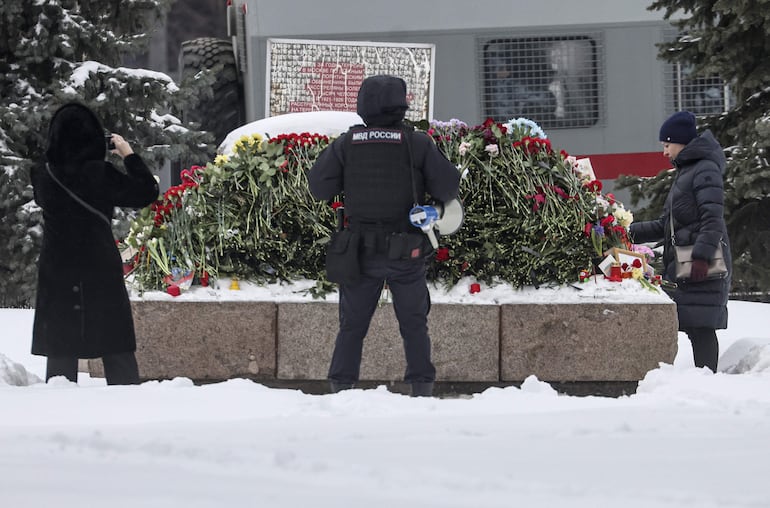 Flores en memoria de Alexei Navalni, depositadas en el monumento a los prisioneros políticos en Moscú.