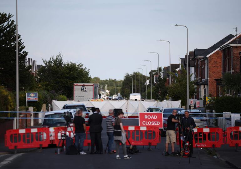 La policía se encuentra en la escena de un incidente de apuñalamiento en Hart Street en Southport, Gran Bretaña, el 29 de julio de 2024.
