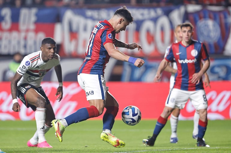 Adam Bareiro (c) de San Lorenzo patea para anotar un gol, en un partido de los octavos de final de la Copa Sudamericana entre San Lorenzo y Sao Paulo en el estadio Pedro Bidegain en Buenos Aires (Argentina). EFE/ Juan Ignacio Roncoroni