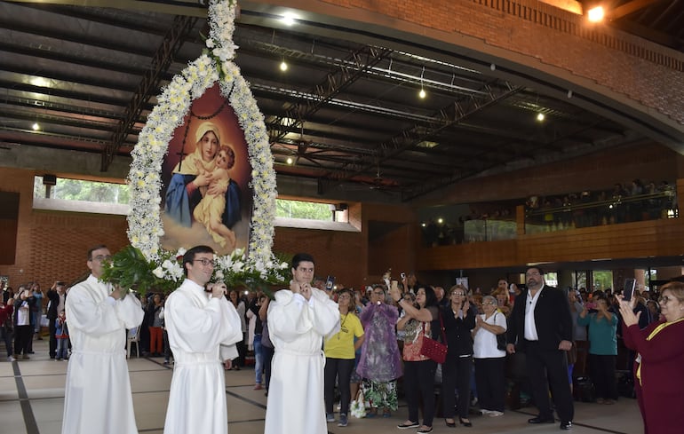 La misa comenzó con la procesión de la Virgen de Schoenstatt, una devoción mariana que cada año convoca a miles de creyentes.