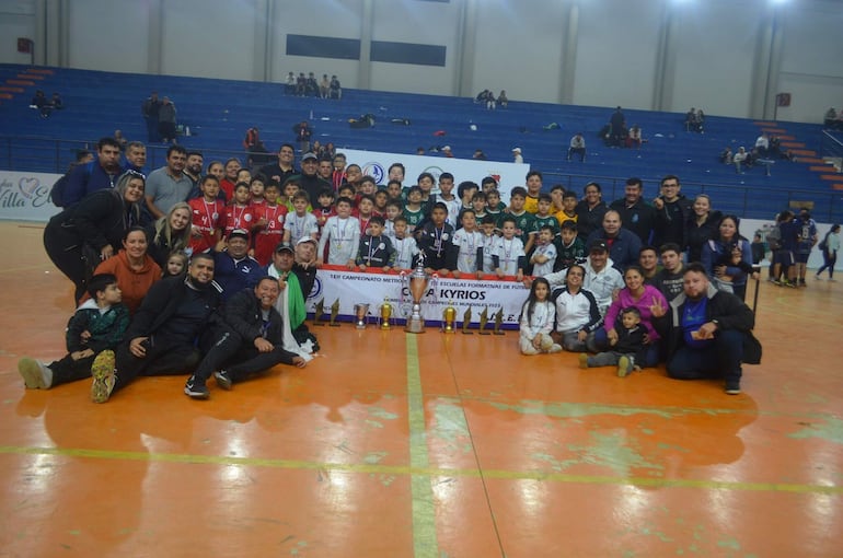 Campeones del I Metropolitano de Escuelas de Fútbol de Salón, que se disputó en Villa Elisa.