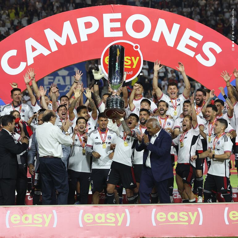 Los futbolistas de Colo Colo festejan con el trofeo de campeón después de conquistar la Copa Chile 2023.