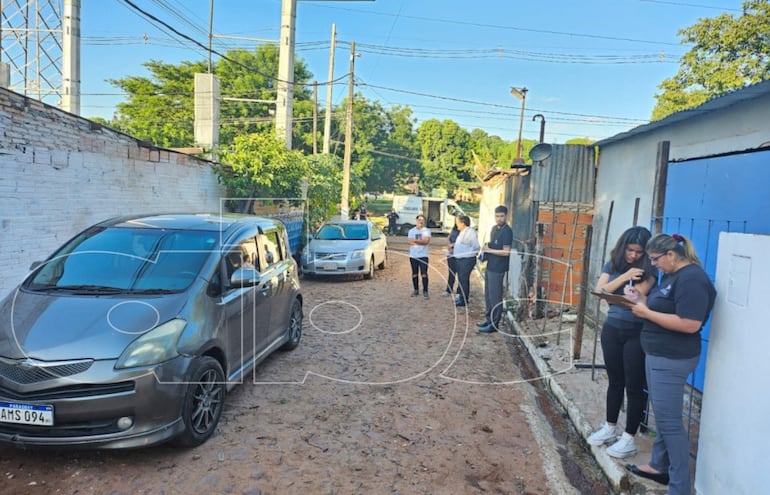 El Toyota Ractis está estacionado en el sitio donde estaba el automóvil blanco que arrolló a Katia Brítez y, en el fondo el automóvil del joven Elías Ferreira que la acercó hasta el sitio.