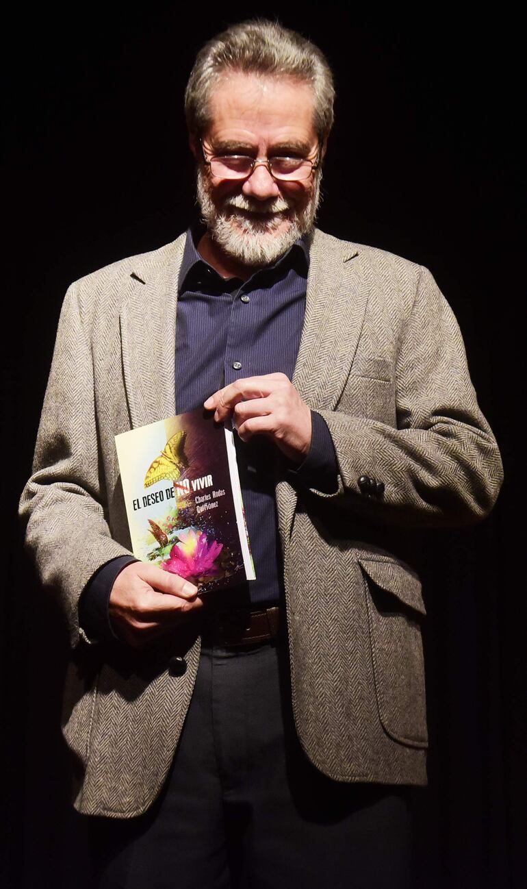 Charles Rodas con su libro "El Deseo de no Vivir".