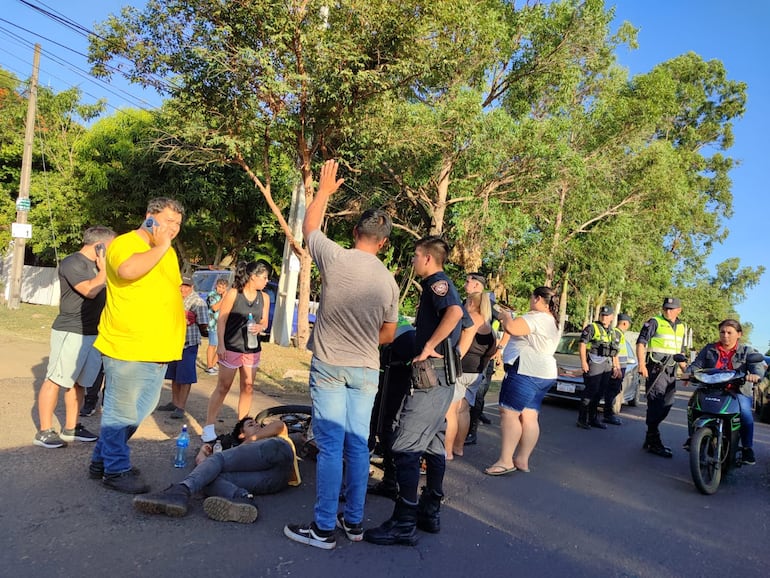 Los accidentes de tránsito son una constante en San Bernardino.
En la fotografía se puede observar a un motociclista que fue embestido por el conductor de un automóvil que se dio a la fuga. El hecho se registró el viernes 22 de enero sobre la avenida Guillermo Naumann.