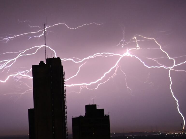 Meteorología anuncia tormentas en casi todo el territorio del país.