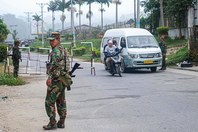 Combatientes del rebelde Ejército de Liberación Nacional Ta’ang en un punto de control en la localidad de Namhkam, Birmania, el pasado viernes.