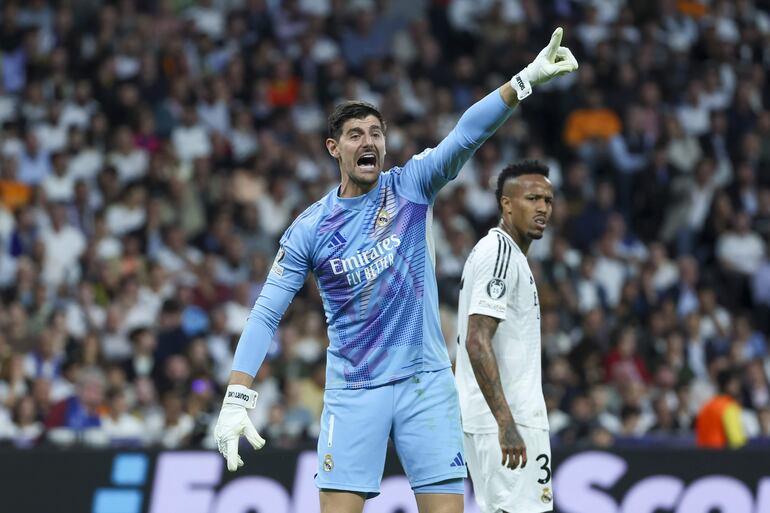 MADRID, 22/10/2024.- El guardameta belga del Real Madrid, Thibaut Courtois, durante el encuentro correspondiente a la fase regular de la Liga de Campeones entre Real Madrid y Borussia Dortmund, este martes en el estadio Santiago Bernabéu, en Madrid. EFE/ Kiko Huesca
