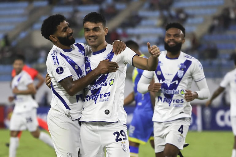 Los jugadores del Sportivo Ameliano festejan un gol en el partido frente a Rayo Zuliano por la fase de grupos de la Copa Sudamericana 2024 en el estadio Nacional Brígido Iriarte, en Caracas, Venezuela.