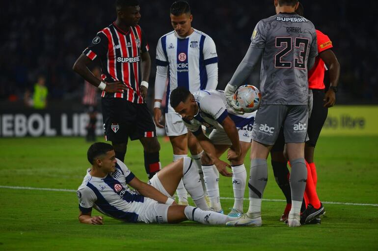 El paraguayo Ramón Sosa (i), futbolista de Talleres de Córdoba, sentido después de una fuerte lesión de Rapinha en el partido contra Sao Paulo por la Copa Libertadores 2024 en el estadio Mario Alberto Kempes, en Córdoba, Argentina.