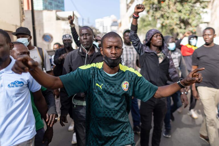 Manifestantes protestan contra la postergación de las elecciones presidenciales en Senegal, el pasado lunes en Dakar,