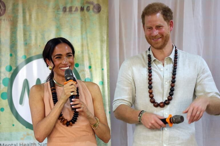 El príncipe Harry y Meghan, Duques de Sussex en su visita a Nigeria.
