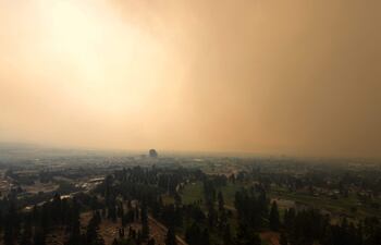 El humo del incendio forestal de McDougall Creek envuelve a Kelowna, Columbia Británica, Canadá