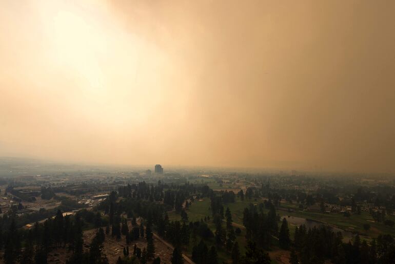 El humo del incendio forestal de McDougall Creek envuelve a Kelowna, Columbia Británica, Canadá