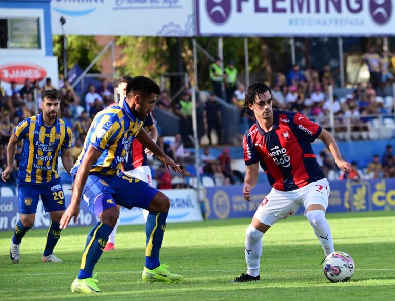 Alan Soñora trata de generar una llegada de Cerro Porteño ante la marca de Ángel Benítez