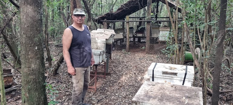 Salvador González, desde hace varios años viene dedicándose a la producción apícola en la zona de San Javier, San Ignacio, Misiones.