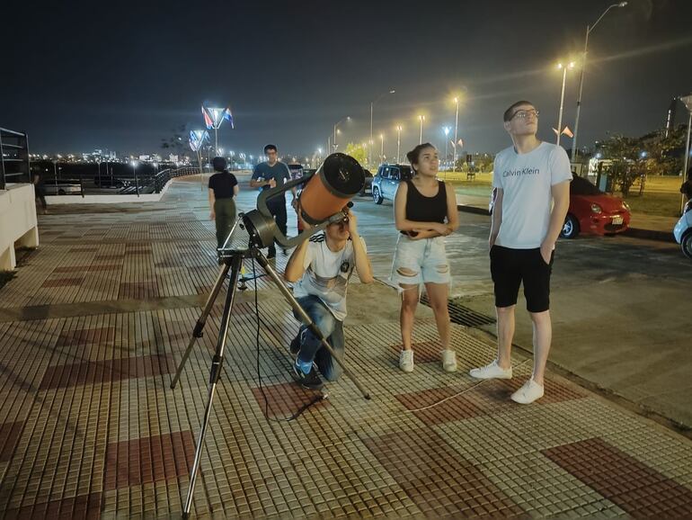 Ciudadanos disfrutaron la primera “noche de observación” astronómica en la Costanera de Asunción.