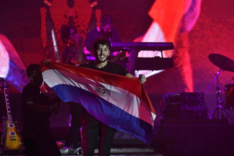 El cantante y compositor colombiano Sebastián Yatra deleitó a sus fans con baladas románticas, pop latino y reguetón.