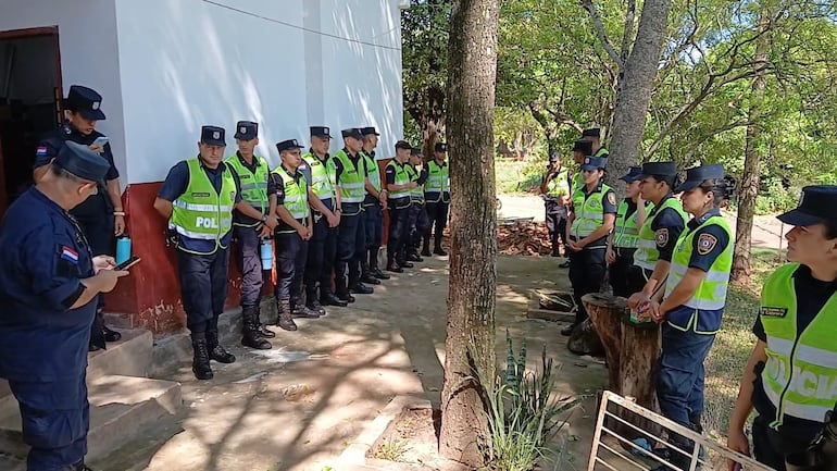 Un contingente de al menos 25 policías resguardó la institución.