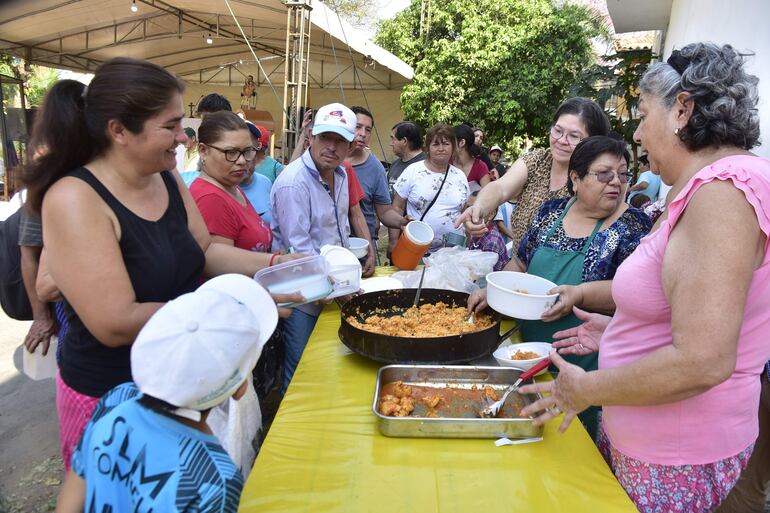 Durante el "karu guasu" realizado frente a la capilla San Cayetano se repartieron unos 800 platos para los devotos del santo.