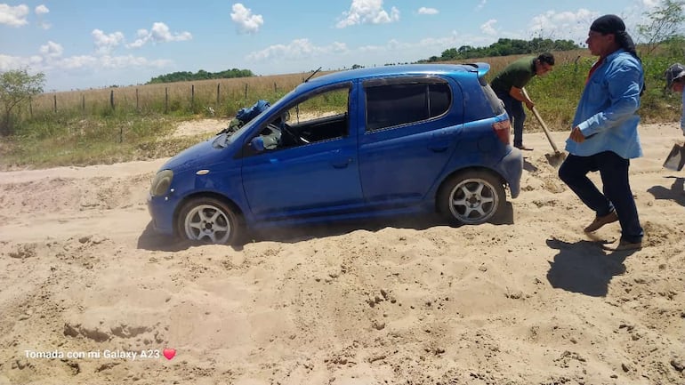 Un conductor despeja la arena para continuar viaje en el  trayecto Estero Cambá san Juan de Ñeembucú.