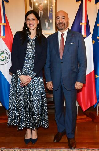 La diputada de la Asamblea Nacional de Francia, Eléonore Caroit y el embajador de Francia, Don Pierre-Christian Soccoja.