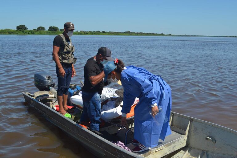 La evacuación de pacientes en el Alto Paraguay se realiza tanto por tierra, aire y agua, foto de archivo cuando una mujer era evacuada a bordo de una pequeña embarcación.
