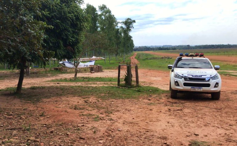 Otra de las aeronaves que se encontraba en el establecimiento y está en desuso por desperfectos. 