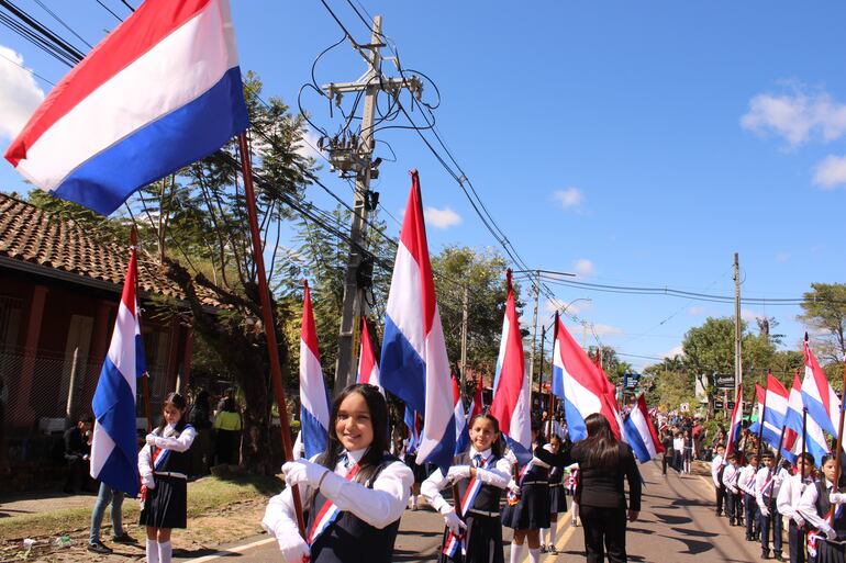 Con un impecable desfile estudiantil celebraron los 143 años de fundación de San Bernardino