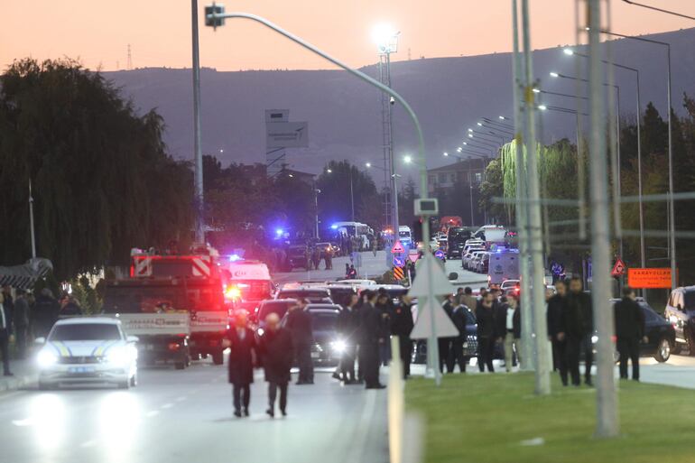 Ambulancias y policías rodean la zona del ataque en Ankara, Turquía.