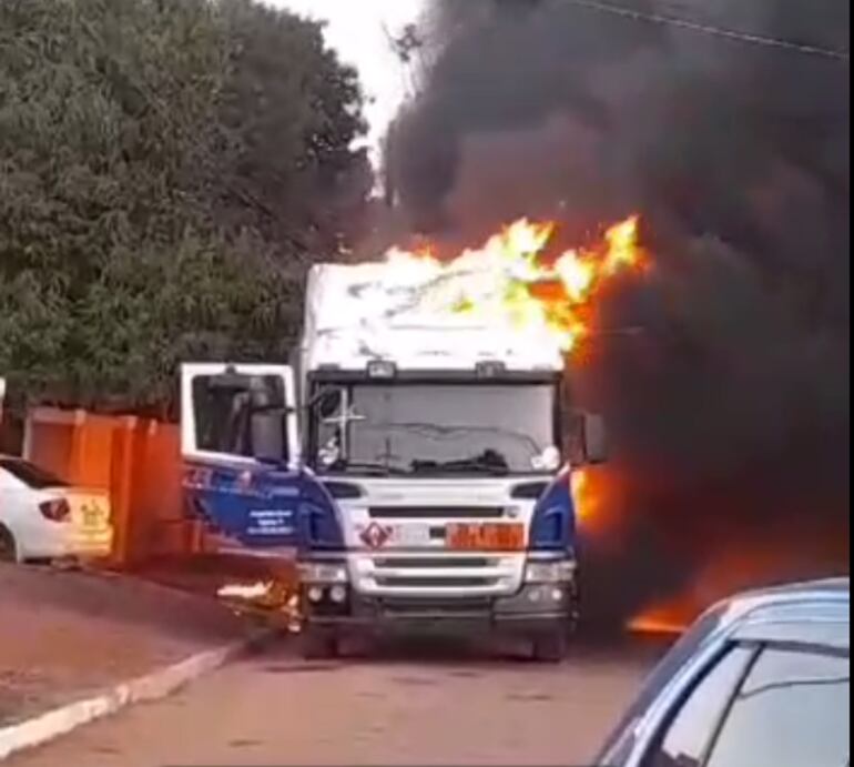 Camión cisterna que explotó y se incendio en Villa Elisa.