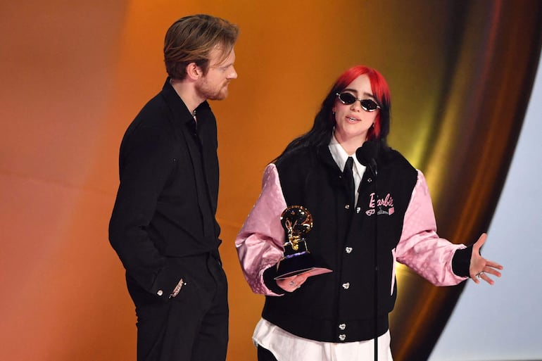 Billie Eilish junto con su hermano Finneas O'Connell recibieron el premio Grammy a canción del año.