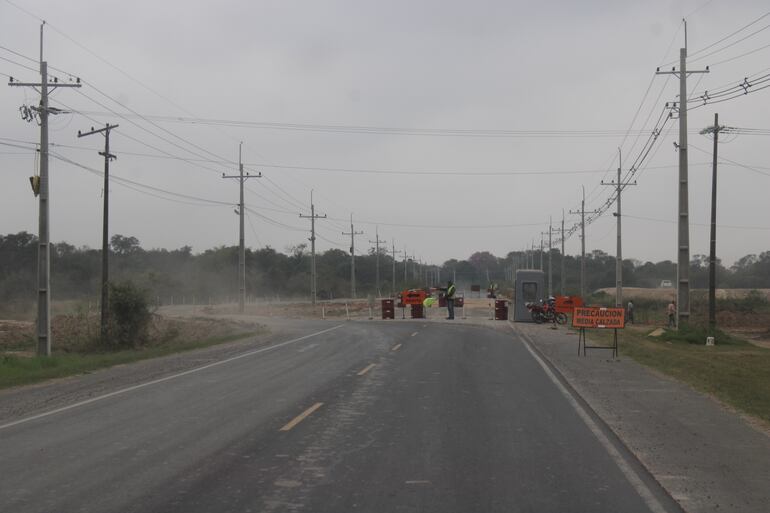 En el km 81 de la ruta PY 19, la arrocera está a punto de cortar la ruta para colocar tubos celulares y dejar pasar el agua que extraerán del río Paraguay.