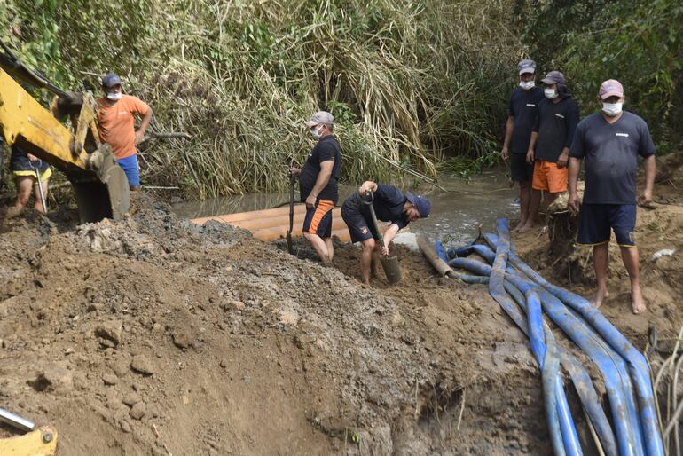 La avería detectada en una de las aductoras afectó la provisión del vital líquido. La zona afectada linda con un cauce hídrico. La reparación llevó horas.