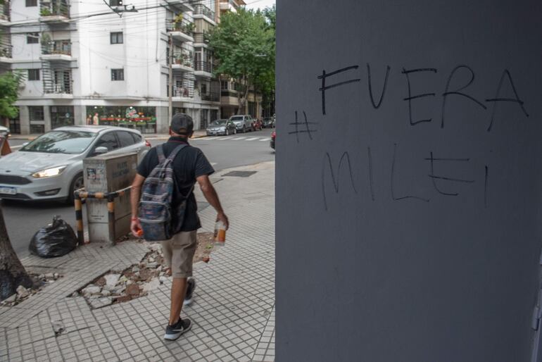 Trabajadores docentes y no docentes de medio centenar de universidades públicas de Argentina, entre las que se encuentra la Universidad de Buenos Aires (UBA), protestan este jueves contra los recortes presupuestarios del Gobierno del ultraliberal Javier Milei con una jornada de huelga.