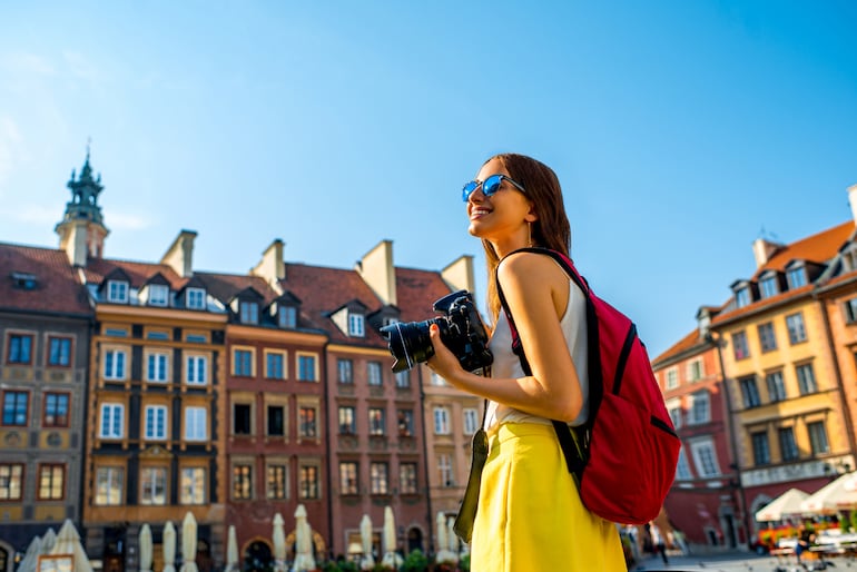 Turista toma fotos del casco antiguo en Varsovia, Polonia.