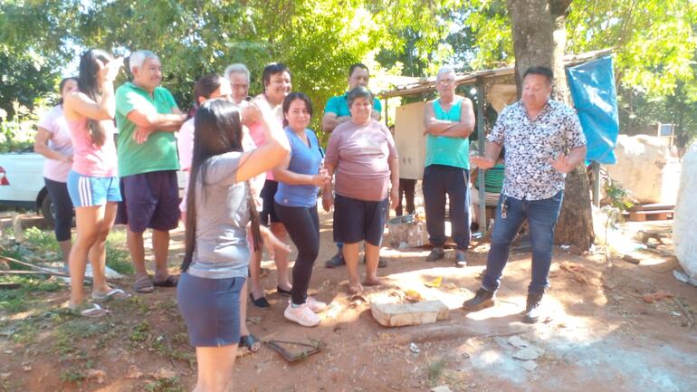 Vecinos furiosos confrontaron al representante legal de la chatarrería que junta ratas, cucarachas y todo tipo de alimañas en la zona de Reducto.