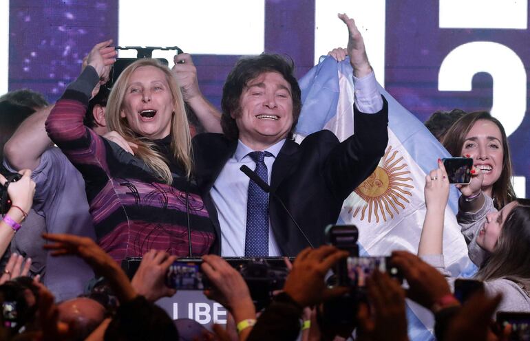 El economista libertario y candidato presidencial de extrema derecha argentino Javier Milei celebra los resultados de las elecciones primarias con su hermana Karina Milei en su sede en Buenos Aires el 13 de agosto de 2023.