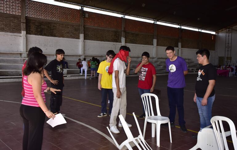 Jóvenes protagonizan una de las dinámicas realizadas en la iglesia Santa María.