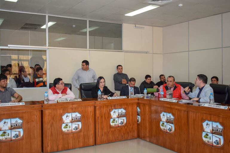 En la esquina se le ve al intendente interino renunciante, José Riquelme sentado, esperando que todos los concejales lo reconozcan como concejal.