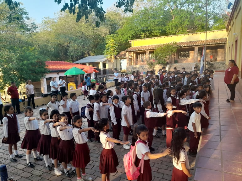 Escolares de la escuela Ramón Bejarano de Fuerte Olimpo, donde se aguarda la reposición del almuerzo escolar. Desde la Gobernación prometen de nuevo que desde el lunes 23 de octubre se cumplirá con este servicio.