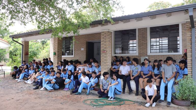 Manifestación en el Centro Educativo Departamental Municipal Miguela Rodríguez de Luque contra la exclusión de la Gobernación de Central en el proyecto "Hambre Cero".