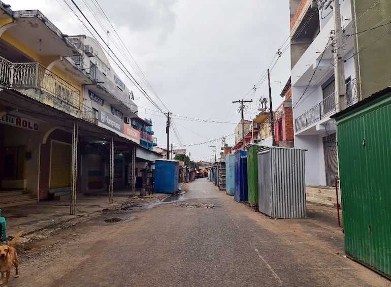 Calles y negocios desolados en la ciudad Nanawa.