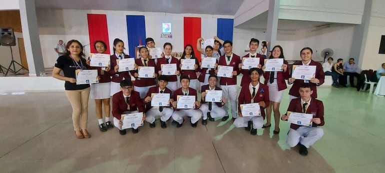 Estudiantes del Colegio Nacional Pablo Patricio Bogarín de la ciudad de Ñemby se destacan en Olimpiada Nacional tecnológica.