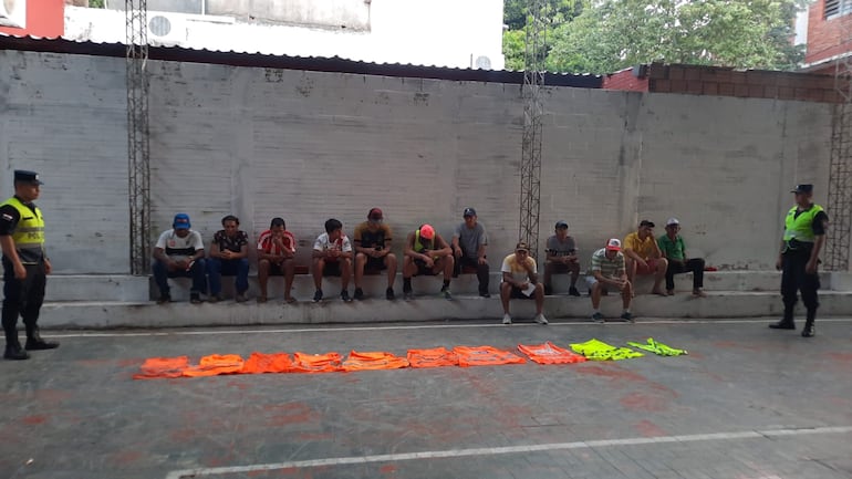 Los 23 cuidacoches que fueron demorados durante el partido Paraguay vs. Argentina.