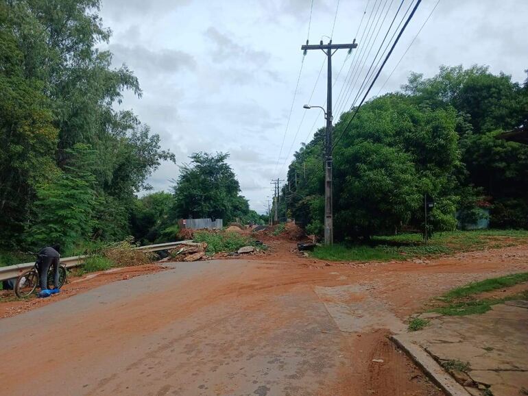 La Municipalidad de Villa Elisa se limitó a cerrar la avenida, en su intersección con la calle San Estanislao, en agosto del año pasado. Recién fin de enero se comenzó a trabajar, con lento avance.